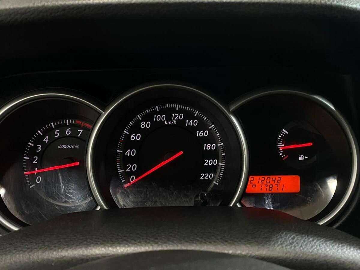 Nissan Tiida, 2013 Фото №12